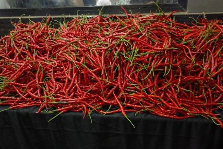 Harga cabai dan beberapa komoditas holtikultura lainnya mengalami kenaikan harga jelang perayaan Natal dan Tahun Baru (Nataru) 2025 di beberapa pasar pemerintah Kabupaten (Pemkab) Bandung, Senin (8/12/2025)