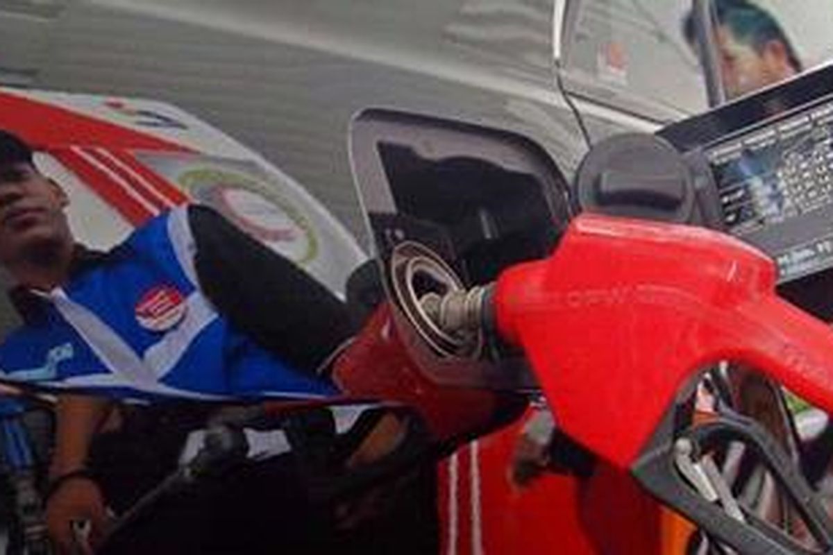 Petugas melayani pengisian bahan bakar saat acara peluncuran SPBU non-subsidi di kawasan elit Pondok Indah, Jakarta, Jumat (27/4/2012).  