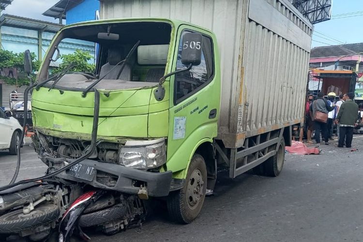 TABRAKAN --Satu orang tewas ditempat dan satu luka berat setelah truk box Indomaret menerobos lampu merah perempatan Pasar Pagotan hingga menabrak tiga sepeda motor dan satu mobil di ruas jalan nasional Madiun-Ponorogo, Desa Pagotan, Kecamatan Geger, Kabupaten Madiun, Jawa Timur, Jumat (23/4/2021) sore