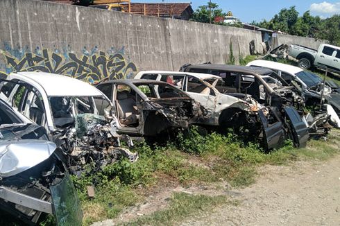 Berburu Komponen Orisinal dari Kuburan Mobil