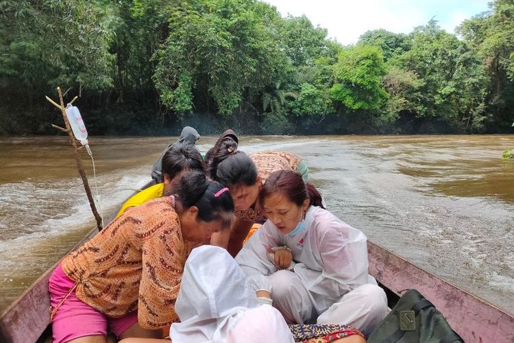 Staf ASRI memberikan pelayanan medis di atas perahu.