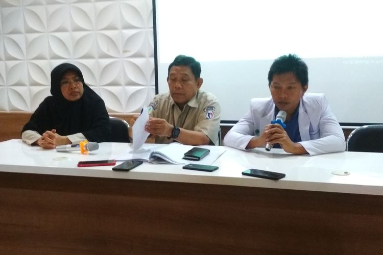 Dokter Jayarasti (kanan) saat menceritakan hasil operasi remaja, yang tertancap moncong ikan marlin di RSUP Dr. Wahidin Sudirohusodo Makassar, Senin (20/1/2020).