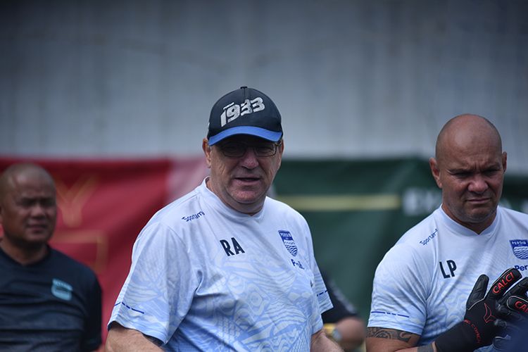 Pelatih Persib Bandung, Robert Rene Alberts, memimpin sesi latihan timnya di Soccer Republik, JL Pasteur, Kota Bandung, Rabu (10/11/2021). 