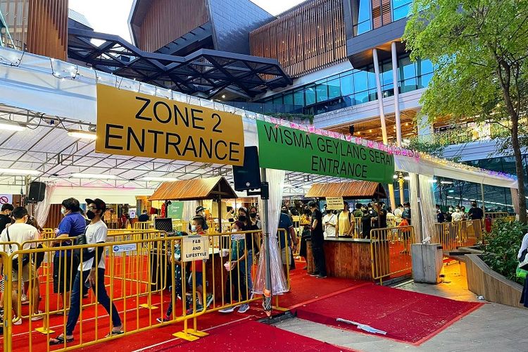 Terlihat gerbang masuk zona 2 Bazaar Ramadhan Singapura 2022 untuk mengontrol kerumunan warga dan menjaga kapasitas daya tampung. Bazaar Ramadhan Singapura kembali digelar setelah dua tahun ditiadakan karena penyebaran pandemi Covid-19