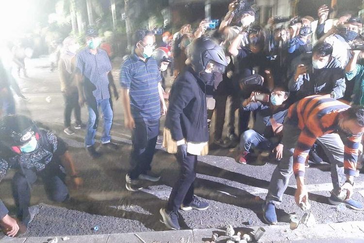 Wali Kota Risma punguti sampah sisa demo omnibus law di Jalan Gubernur Suryo Surabaya Kamis (8/10/2020) malam.