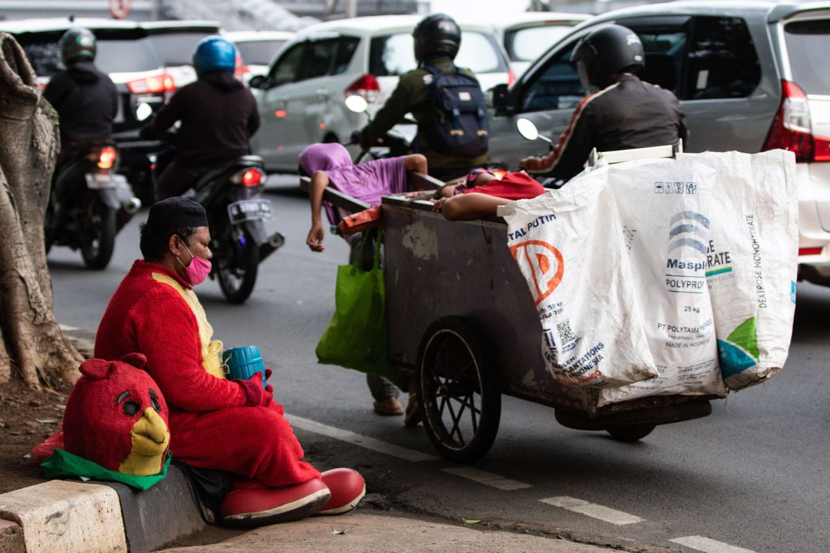 Ahsan Basri Joni mengenakan kostum Angry Bird berharap mendapat sedekah dari pengguna jalan yang lewat di Jalan Gatot Subroto, Jakarta, Selasa (5/1/2021). Kelompok masyarakat rentan, seperti pemulung, gelandangan, pengemis, dan korban PHK adalah kelompok masyarakat yang paling terdampak selama pandemi Covid-19.