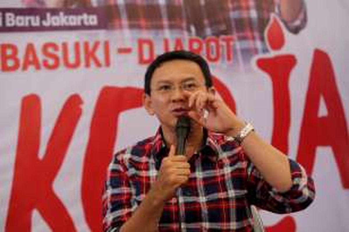 Calon pasangan cagub-cawagub DKI, Basuki Tjahaja Purnama saat menerima pengaduan dari warga di Rumah Lembang, Menteng, Jakarta Pusat, Senin (5/12/2016). Ahok menerima pengaduan warga mengenai permasalahan Ibu Kota setiap pagi dari Senin hingga Jumat di Rumah Lembang, Menteng, Jakarta. 