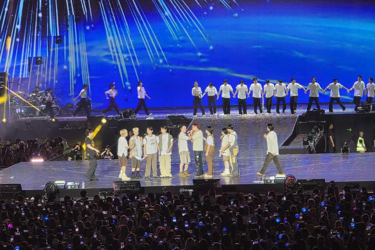 Grup boyband asal Korea Selatan, Seventeen yang beranggotakan S.Coups, Jeonghan (absen), Joshua, Jun (absen), Hoshi, Wonwoo, Woozi, DK, Mingyu, The8, Seungkwan, Vernon, dan Dino menggelar konser bertajuk Seventeen Righ Here di Bangkok pada 15-16 Februari 2025. Foto ini diambil dengan Samsung S25 Ultra zoom 5x.