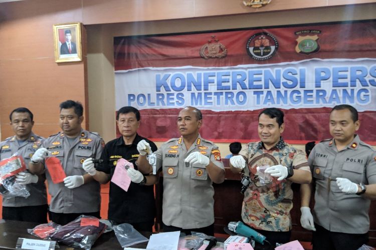 Polres Metro Tangerang Kota menunjukkan barang bukti senjata api revolver milik tersangka kasus pencurian sepeda motor di wilayah Kota Tangerang, Jumat (7/2/2020)