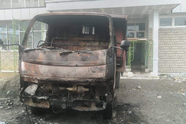 Sebuah kendaraan milik PT. Putra Dewa Paniai hangus setelah dibakar KKB di Distrik Bibidi, Kabupaten Paniai, Papua, Jumat (19/8/2022)