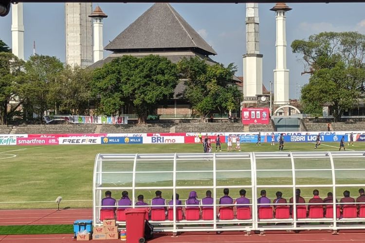 PEMBANGUNAN: Laga Persis Solo vs Arema FC pada pekan kelima Liga 1 2023-2024 dengan latar belakang Masjid Taman Sriwedari, Minggu (30/7/2023). 
