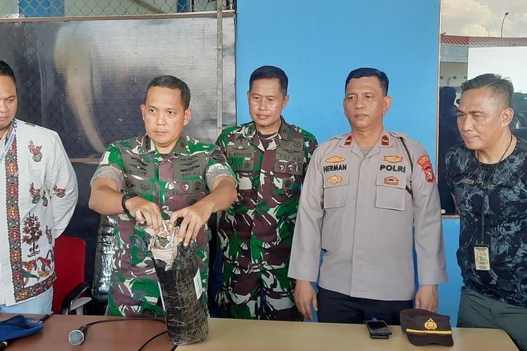 Danlanud Sri Mulyono Herlambang Kolonel Pnb Sigit Gatot Prasetyo saat menunjukkan ganja seberat 1,4 kilogram yang gagal diselundupkan di cargo bandara Sultan Mahmud Badaruddin II Palembang, Jumat (12/5/2023).