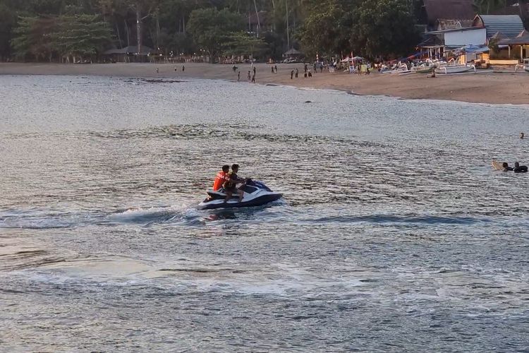 Wisatawan naik jetski di Pantai Senggigi, Lombok, Selasa (29/8/2023).