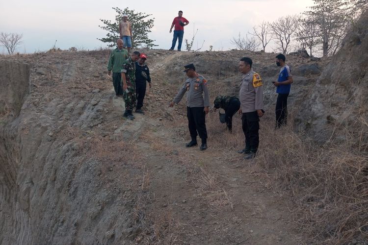 Petugas kepolisian ketika mendatangi area tambang di Desa Kotakan, Kecamatan Situbondo, Provinsi Jawa Timur pada Sabtu (30/9/2023).
