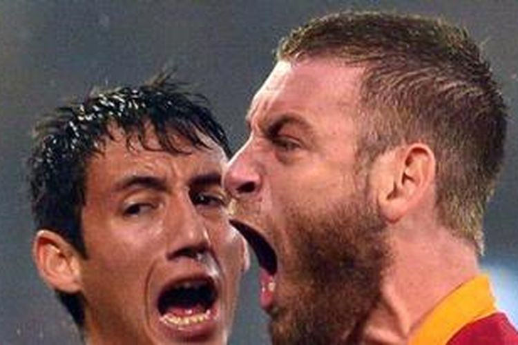 Reaksi bek AS Roma dari Paraguay, Ivan Rodrigo Piris (kiri), dan rekannya, gelandang Daniele De Rossi, dalam laga melawan rival sekota, Lazio, di Stadion Olimpico, Minggu (11/11/2012). Roma akhirnya kalah 2-3 dan De Rossi dikartumerahkan jelang turun minum. 