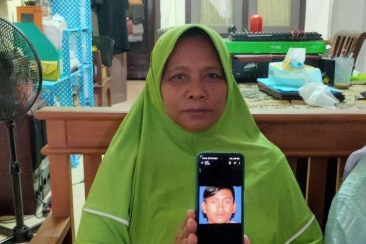 
Ibunda Pegi Setiawan, Kartini saat menunjukkan foto anak pertamanya Pegi, Kamis (23/5/2024). Pegi dianggap sebagai DPO dalam kasus pembunuhan Vina dan Eki yang berasal dari Desa Kepongpongan, Kecamatan Talun, Kabupaten Cirebon 
