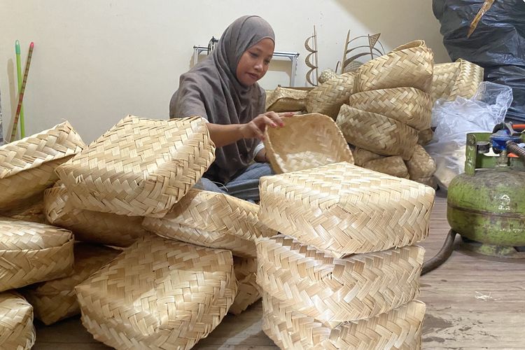 Harga Plastik Melambung, Besek Bambu Dilirik Panitia Kurban saat Idul Adha