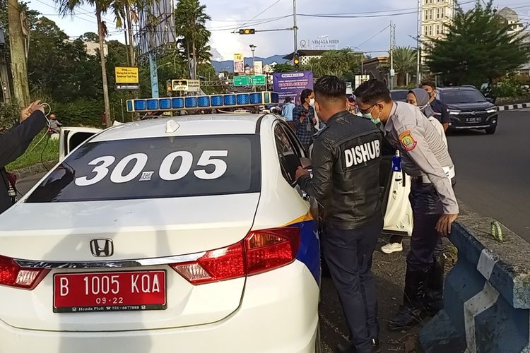 Satlantas Polres Bogor, Jawa Barat, menindak anggota Dinas Perhubungan (Dishub) Kota Bekasi yang nekat melawan arus lalu lintas di pintu keluar Tol Ciawi atau jalur Puncak Bogor, Simpang Gadog, Jumat (31/12/2021).