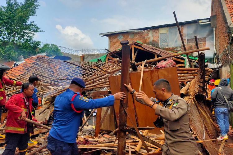 Pekerja gabungan sedang mengevakuasi barang-barang milik korban yang rumahnya roboh di Jalan Sutopo, Kelurahan Sukarasa, Kecamatan Tangerang, Kota Tangerang pada Jumat (10/3/2023).