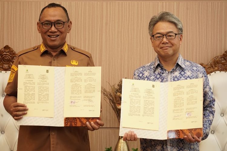 Wali Kota Cilegon Helldy Agustian bersama Presiden Direktur NSI Shinichiro Yoshimoto. 