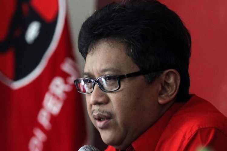 Pelaksana Tugas Sekretaris Jenderal Partai Demokrasi Indonesia Perjuangan (PDI-P) Hasto Kristiyanto memberikan keterangan pers terkait pengaktifan kembali Badan Penanggulangan Bencana Alam (Baguna) PDI-P yang sempat vakum sejak dibentuk pada 2006, di Jakarta, Jumat (9/1/2015). Kegiatan tersebut dilaksanakan sebagai bagian perayaan ulang tahun ke-42 PDI-P.