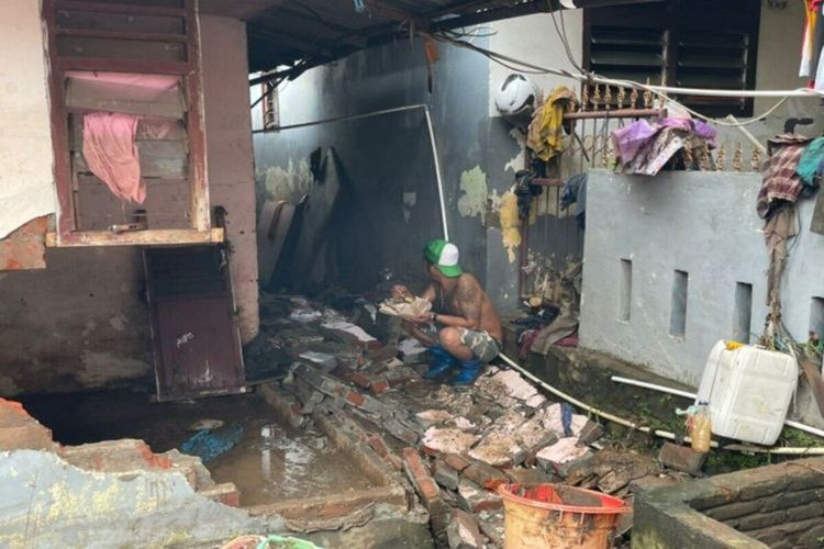 Rumah warga di Lingkungan II, Kelurahan Karombasan Utara, Kecamatan Kecamatan, Manado, Sulawesi Utara, rusak akibat banjir, Sabtu (23/1/2021) pukul 08.12 WITA.