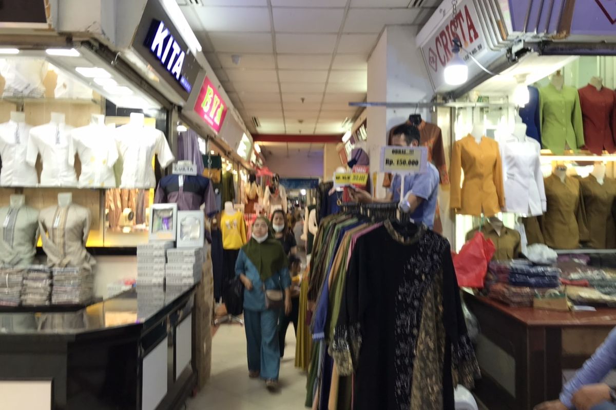 Pengunjung tak memakasi masker dengan benar di Blok A Pasar Tanah Abang, Jakarta Pusat pada Jumat (7/5/2021) sore.