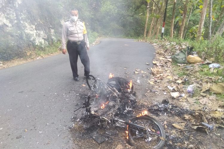 LUDES-Inilah sepeda motor milik Rahmat Tri Ardana, seorang kurir ekspedisi pengiriman barang JNT yang ludes terbakar, Minggu (8/8/2021).