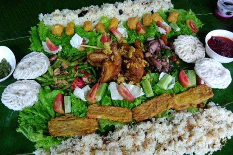 Menu botram khas Sunda.