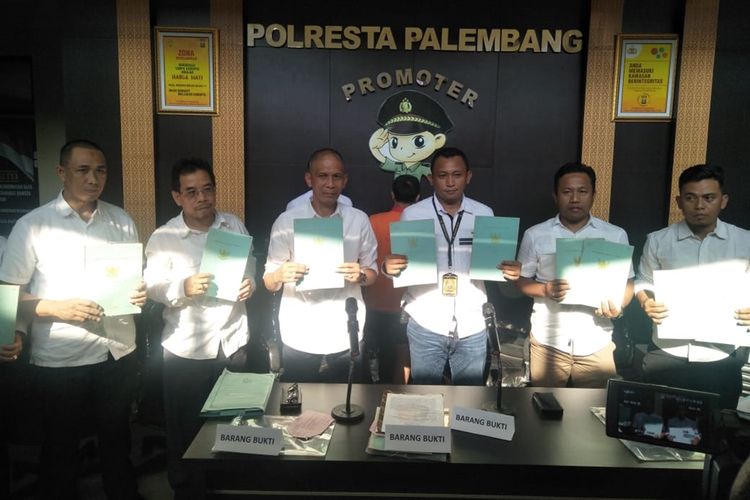 Kasat Reskrim Polresta Palembang Kompol Yon Edi Winara menunjukkan barang bukti berupa 11 sertifikat palsu yang dikeluarkan oleh tersangka Kolbi (44), Rabu (30/10/2019). Kasus ini terbongkar berdasarkan laporan dari korban yakni Darmawi Akat (49) warga Alang- Alang Lebar (AAL).