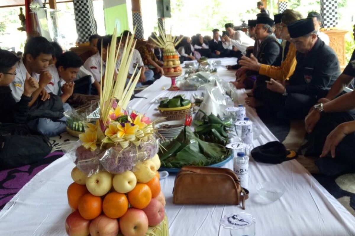 Siswa dan tokoh lintas agama di Purwakarta menggelar acara botram atau makan bersama dalam peringatan Hari Raya Nyepi.