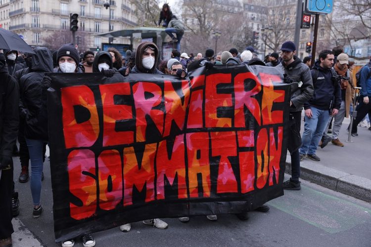 Pengunjuk rasa memegang spanduk bertuliskan Peringatan terakhir selama demonstrasi pemuda menentang reformasi pensiun yang diusulkan pemerintah Perancis di Paris pada 9 Maret 2023. 
