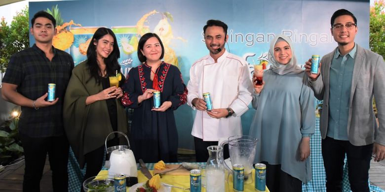 Dari Ki-Ka: Selebgram Adie Baron dan Ana Octarina, Marketing Manager Fayrouz Ria Sutrisno, Chef Ari Galih, dan pasangan artis Nycta Gina dan Rizky Kinos, dalam acara Ramadhan with Fayrouz, di Jakarta (06/06).
