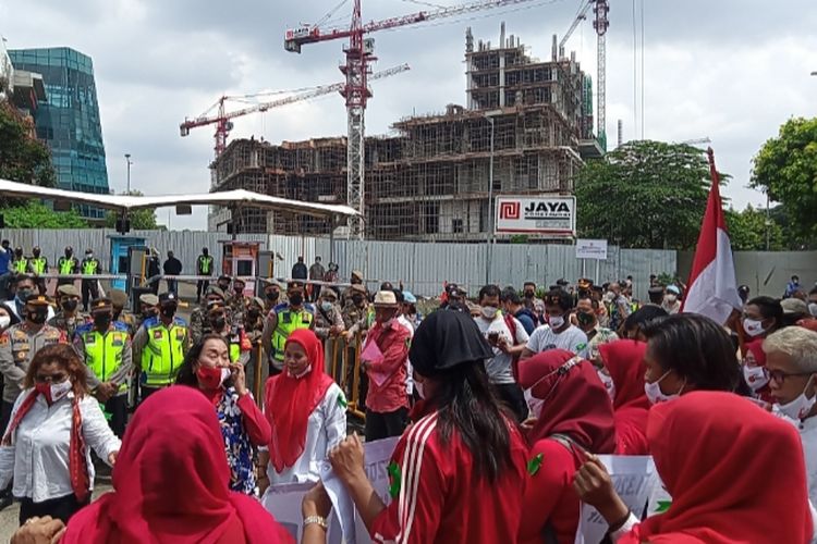 Situasi Demo Lahan Mal Bxchange di Jalan Lingkar Jaya, Pondok Jaya, Pondok Aren, Tangsel pada Kamis (27/1/2022)