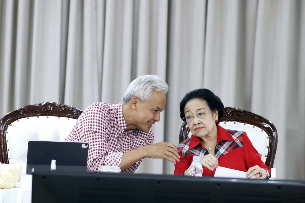 Bakal calon presiden (bacapres) PDI-P Ganjar Pranowo dan Ketua Umum PDI-P Megawati Soekarnoputri dalam rapat tim pemenangan nasional (TPN) di Gedung High End, Jakarta Pusat, Rabu (27/9/2023).