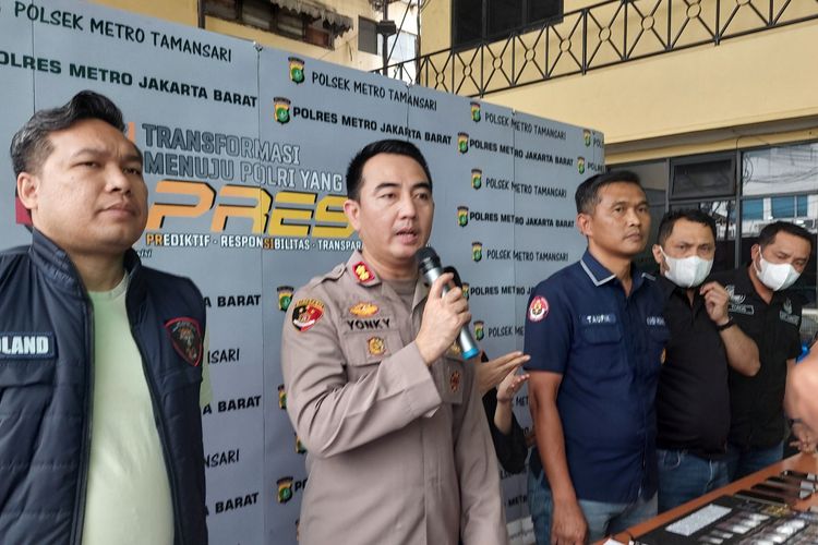 Kapolsek Taman Sari AKBP Rohman Yonky mengatakan polisi masih menyelidiki kasus dua warga yang menjadi korban penembakan di kawasan Mangga Dua, Kelurahan Pinangsia, Kecamatan Taman Sari, Jakarta Barat,  Kamis (29/9/2022). 