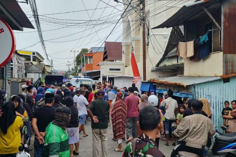 Puluhan warga Kelurahan Pampang Memadati Lokasi Penemuan Mayat Laki-laki di Jalan Pampang 2 Makassar, Rabu (5/4/2023)