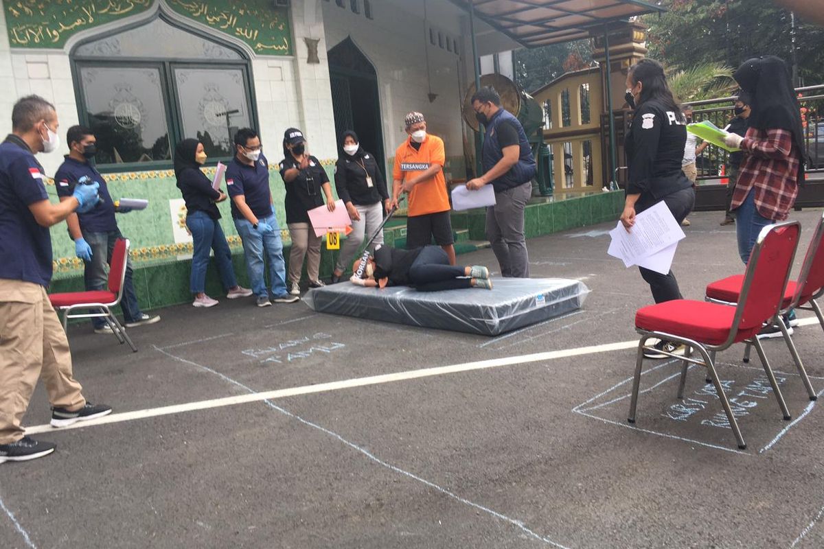 Satuan Reserse Kriminal Polres Metro Jakarta Selatan melakukan pra rekonstruksi kasus pembunuhan di Jagakarsa, Jakarta Selatan pada Kamis (27/7/2021) siang.
