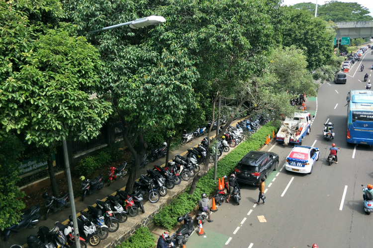 Sejumlah pengendara memarkirkan kendaraannya di trotoar jalan karena dilarang masuk karena kawasan Mapolda Metro Jaya, Senin (3/4/2023).