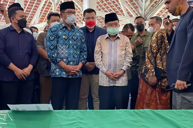 Mantan Wakil Presiden, Jusuf Kalla (JK), didampini Gubernur Jawa Barat Ridwan Kamil, saat mengikuti shalat jenazah Wali Kota Bandung Oded M Danial di Pendopo Kota Bandung, Jalan Dalemkaum, Jumat (10/12/2021).