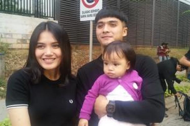 Ricky Harun bersama istri dan anaknya di kawasan Epicentrum, Kuningan, Jakarta Selatan, Senin (18/1/2016).