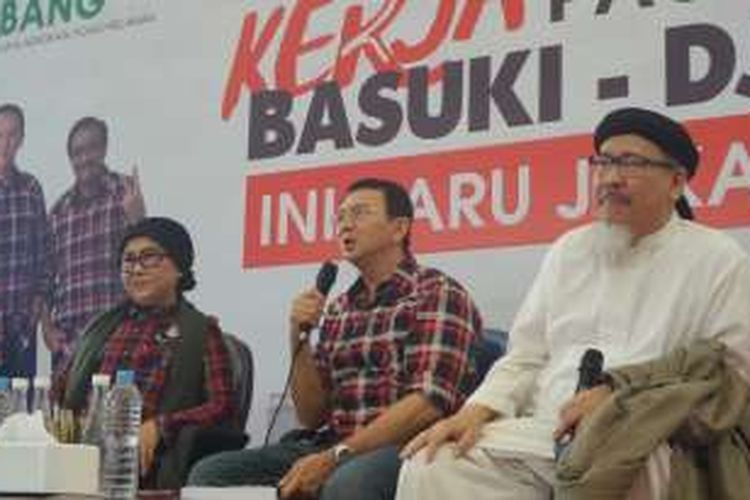 Calon gubernur DKI Jakarta Basuki Tjahaja Purnama dan dua kakak angkatnya, Nana Riwayati dan Andi Analta Amir, di Rumah Lembang, Menteng, Jumat (16/12/2016). 