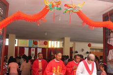 Lampion dan Busana Merah Mewarnai Misa di Gereja Katedral Kupang