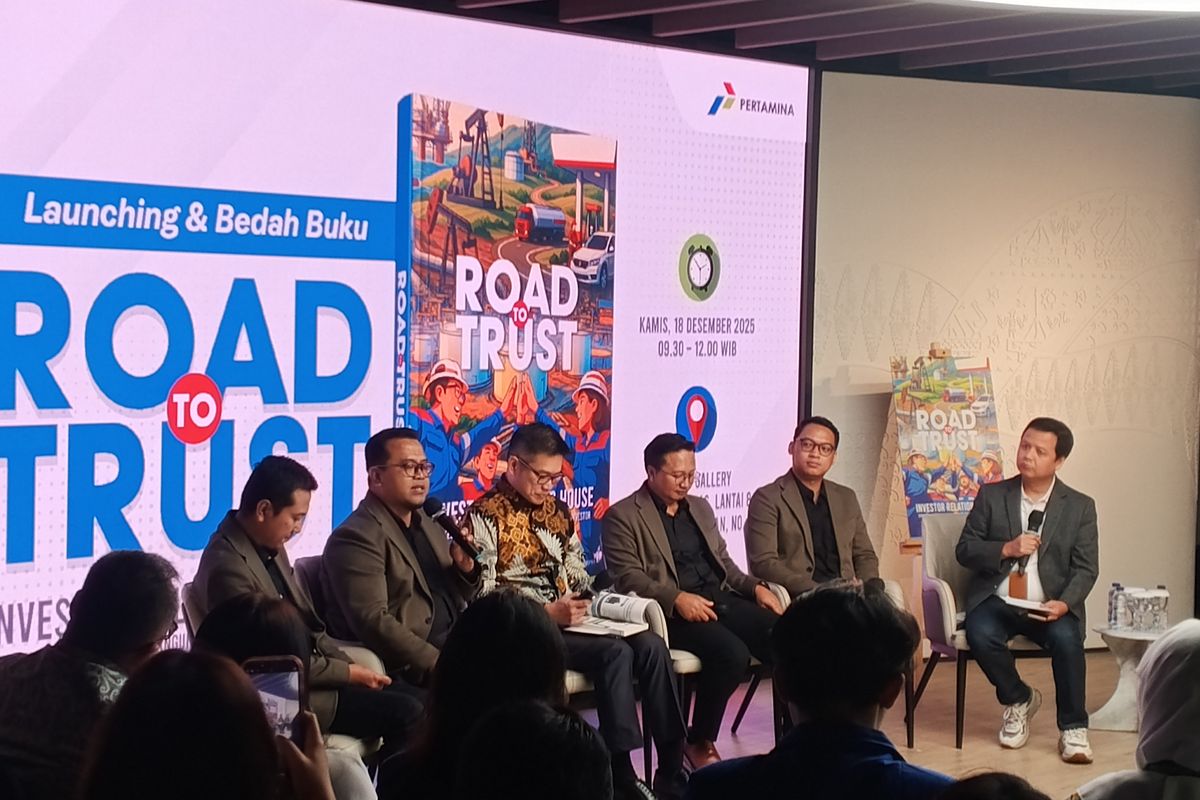 Manager Investor Relations Communication and Engagement Pertamina, Zainal Abidin saat menjelaskan perbedaan investor relations dengan public relations dalam acara Lounching dan Bedah Buku Road to Trust; Investor Relation House (Strategi Pertamina Membangun Relasi Solid Dengan Investor) di BBJ ART Gallery, Menara Kompas Jakarta, Kamis (18/12/2025).