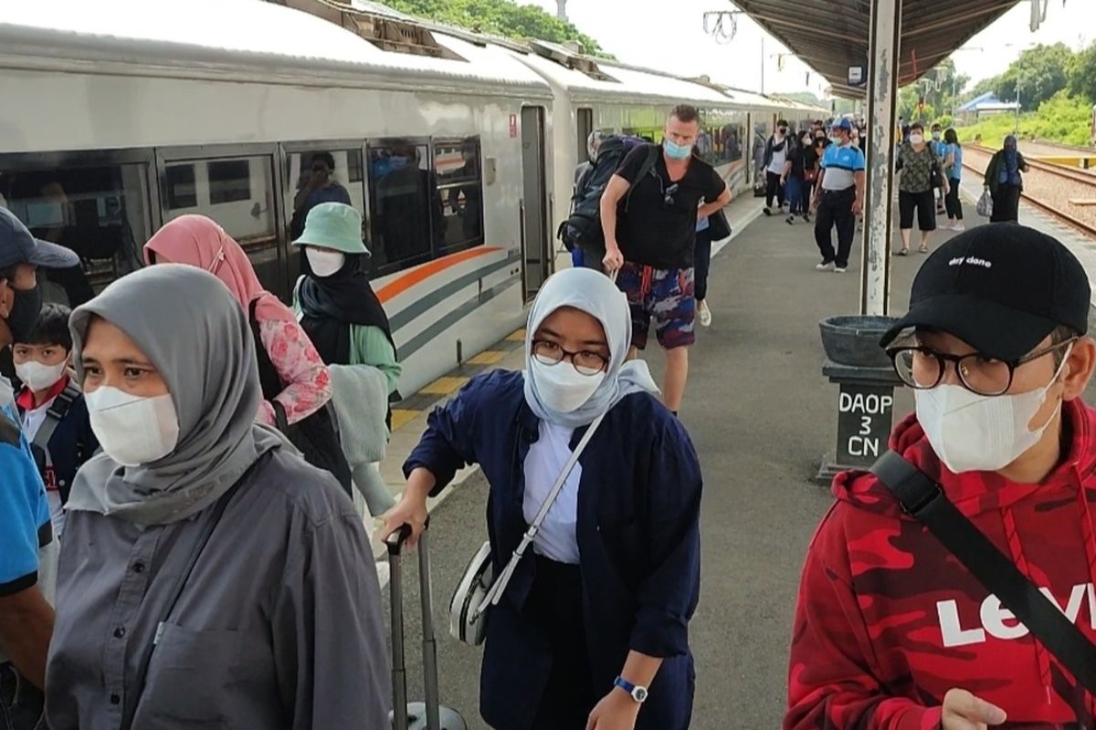 Sejumlah penumpang tiba di Stasiun Cirebon Kota Cirebon Jawa Barat pada Rabu (21/22/2022). Humas PT KAI Daop III menyampaikan, penjualan tiket terus meningkat seiring semakin dekat nya Natal dan tahun baru 2023 mendatang.