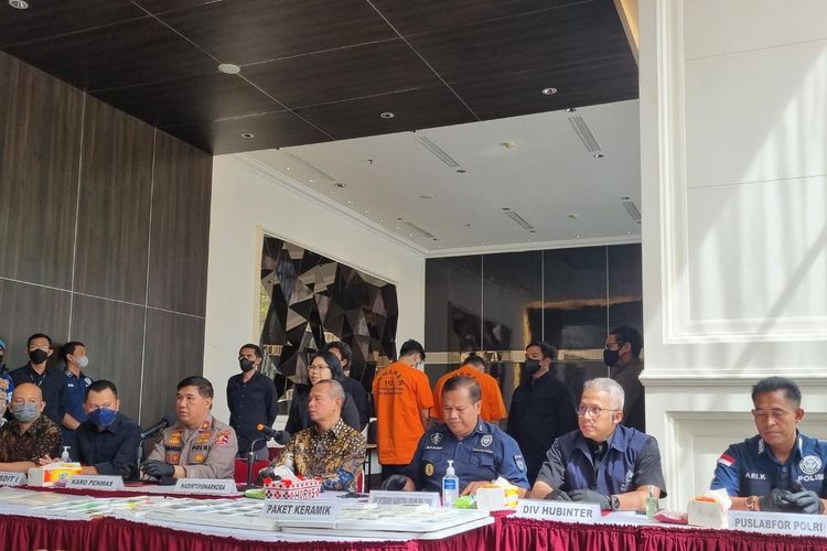 Konferensi pers pengungkapan Narcotics Kitchen Lab Iranian Syndicate, Jaringan Internasional Jerman-Indonesia di Apartemen Casa Grande Avalon Mirage, Jakarta, Jumat (11/11/2022).