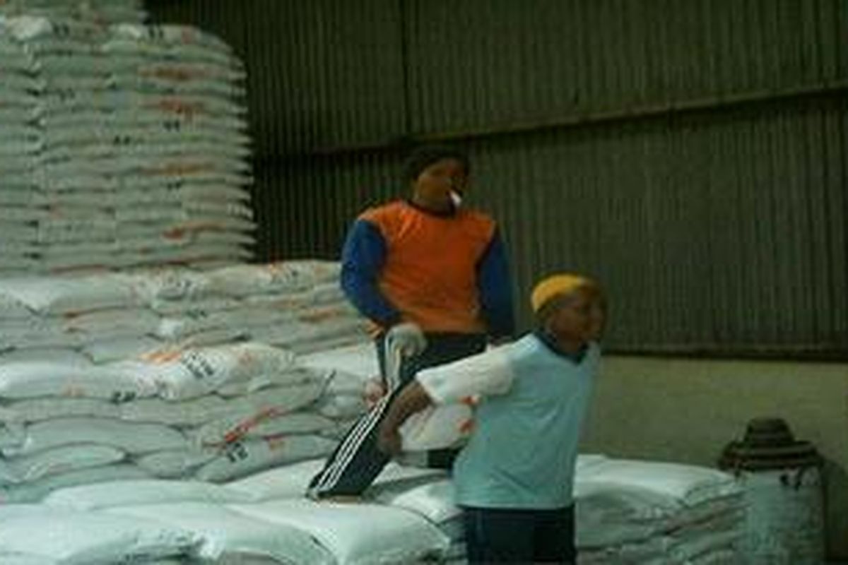 keterangan photo 1.Pekerja Dolog garut sedang mengangkut beras raskin,selasa (12/7/2011),untuk disalurkan ke desa-desa