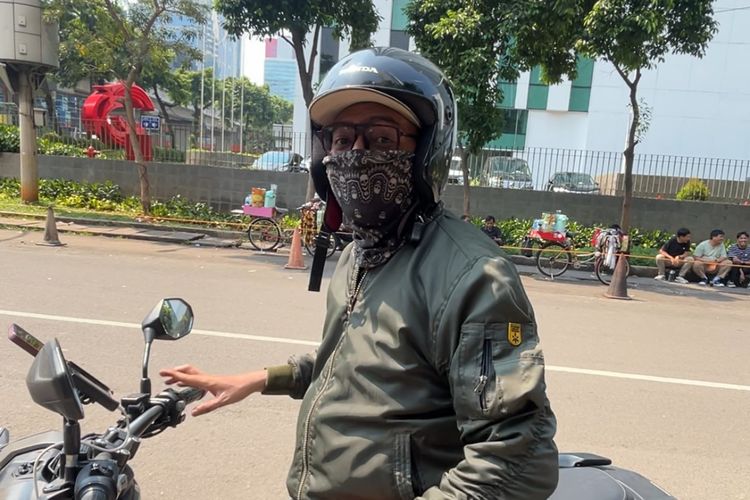 Pengalaman mencoba jasa 'Gue Temenin Jalan bersama sang pendiri jasa, Johanes David Gratias Pero (32) (kiri) di Blok M, Jakarta Selatan, Rabu (24/9/2025).