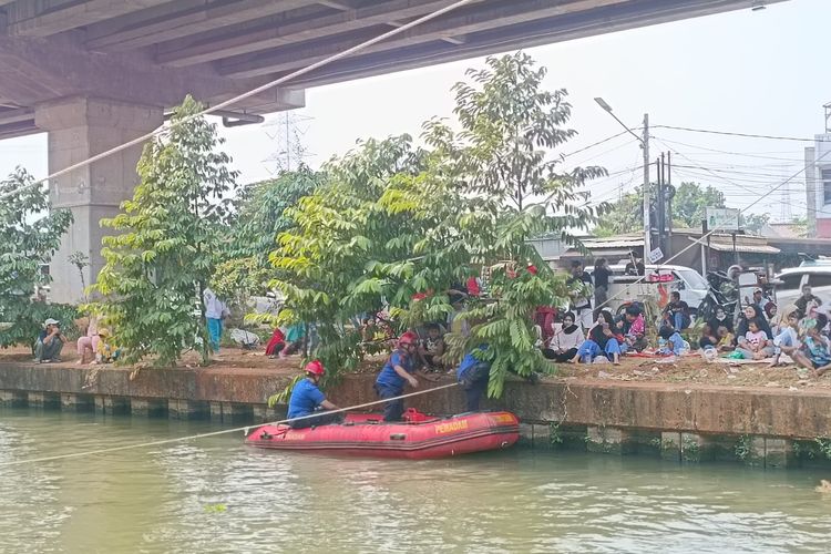 Sudin Gulkarmat Jakarta Timur menyiapkan satu perahu evakuasi untuk mengamankan lomba panjat pinang berhadiah emas di Kalimalang, Cipinang Melayu, Makasar, Jakarta Timur, Minggu (20/8/2023).