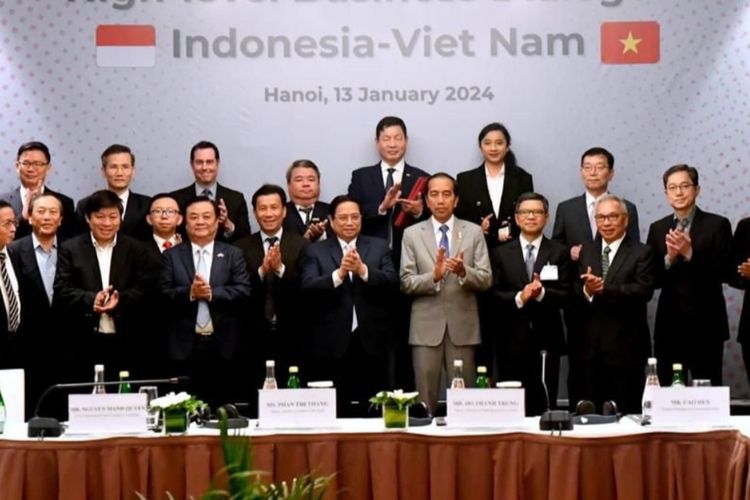 Presiden Joko Widodo saat menghadiri dialog bisnis bersama pengusaha/investor Vietnam di Hotel Melia Hanoi, Vietnam, pada Sabtu (13/1/2024).